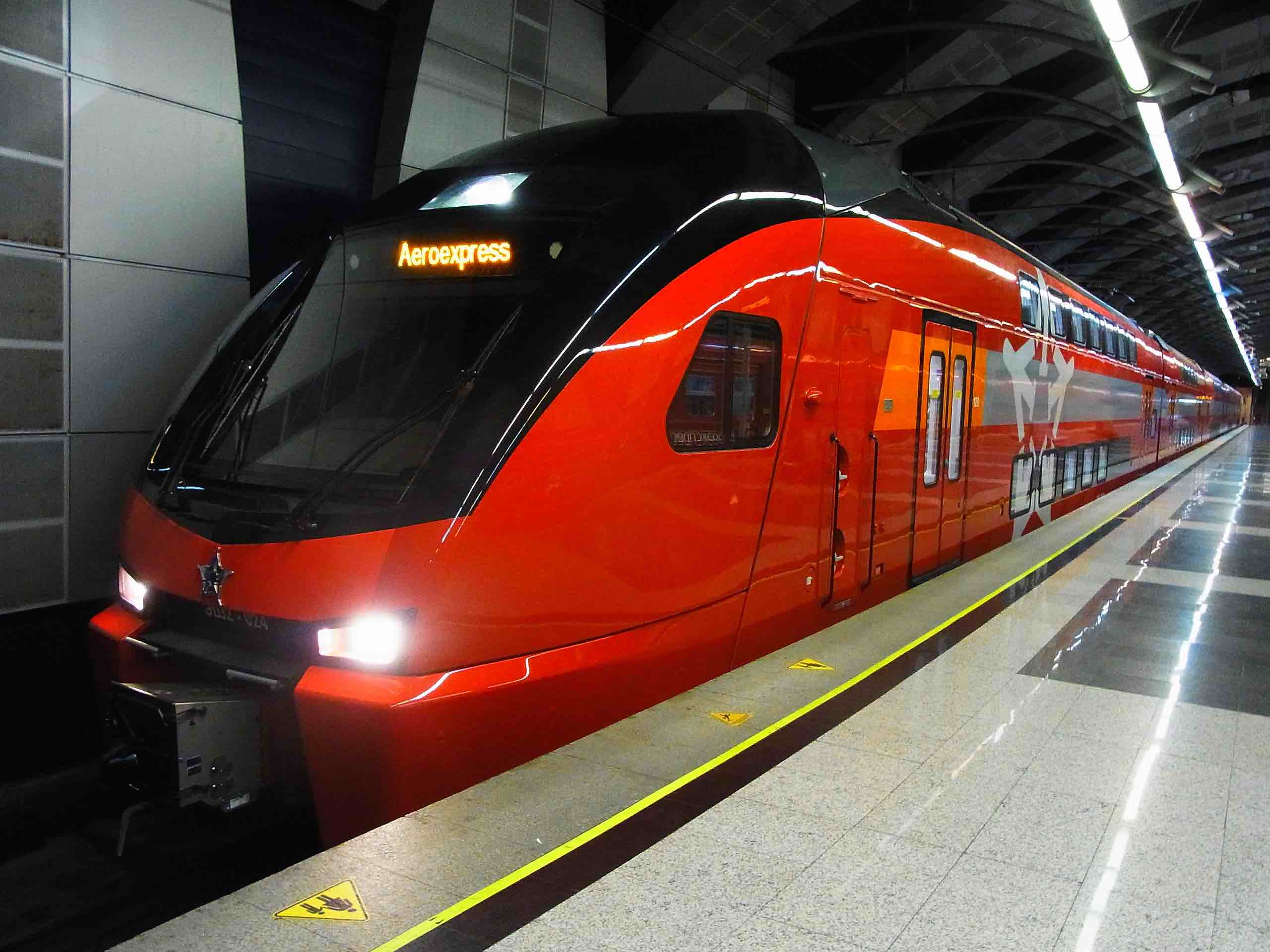 Červený vlak na nádraží Aeroexpress